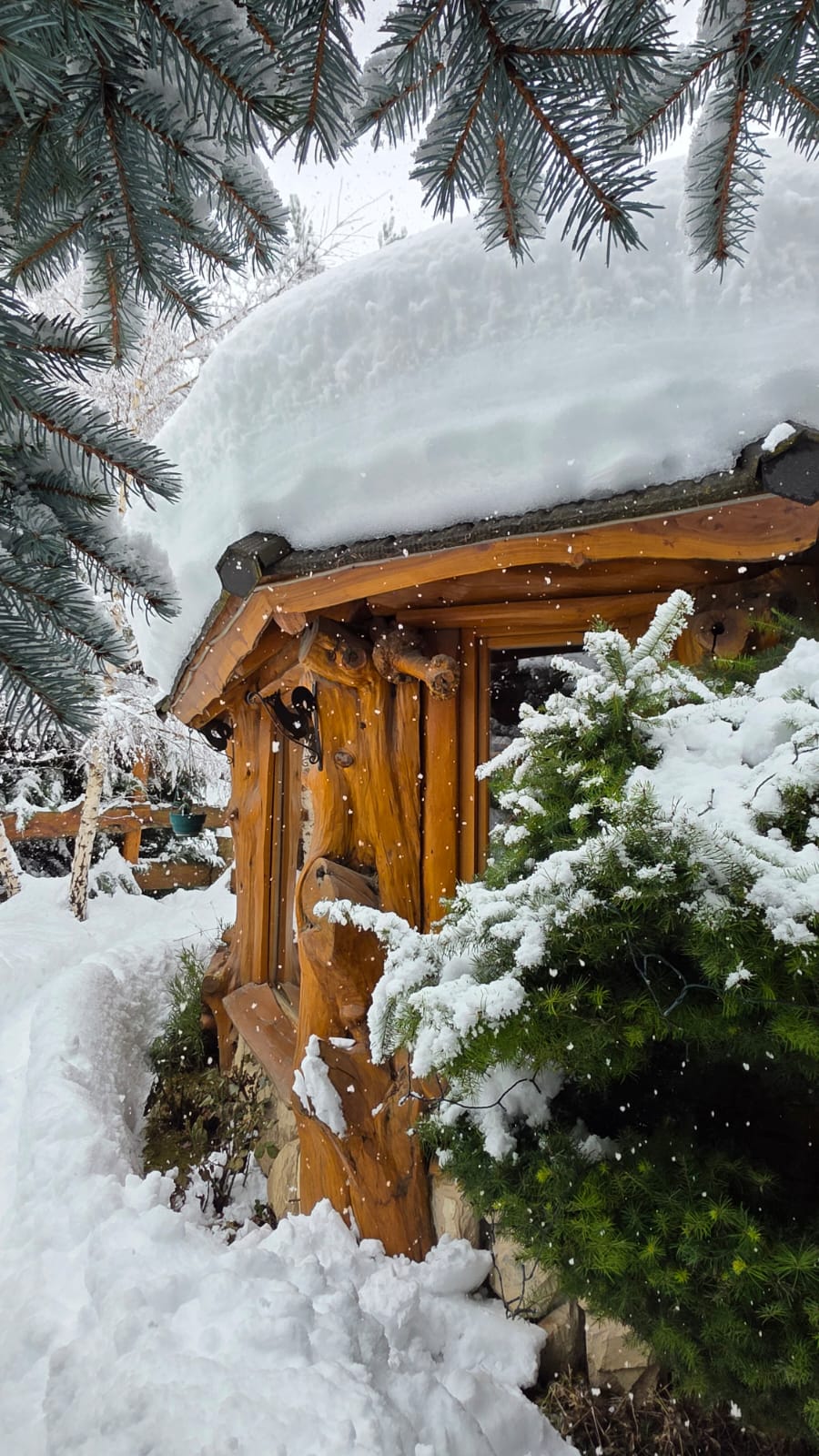 Entrada de madera durante una nevada